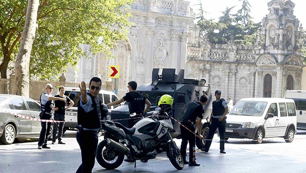 Dolmabahçe’de polislere silahlı saldırı