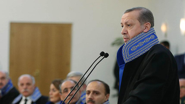 Cumhurbaşkanı Erdoğan ‘Sayıştay cübbesi’ giydi