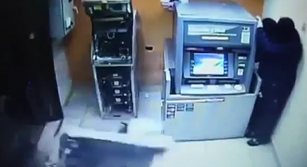 ATM’yi patlatıp paraları aldılar