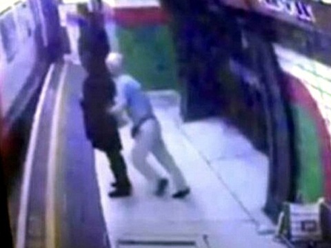 Metroda genç kadına korkunç saldırı