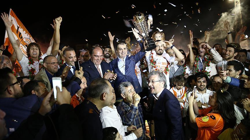Adanaspor şampiyonluk kupasını kaldırdı