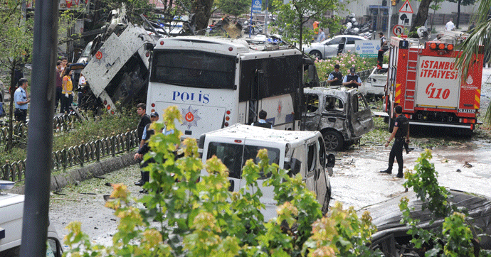 İstanbul – Vezneciler’de polis otobüsüne saldırı!