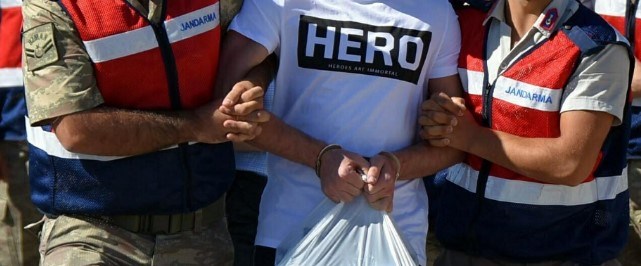'Hero' tişörtü nedeniyle 5 görevli hakkında dava açıldı