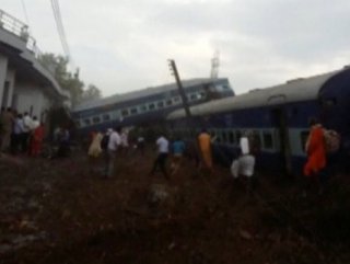 Hindistanda tren kazası 23 ölü 81 yaralı