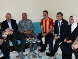 Erdoğan çaya davet eden aileye misafir oldu