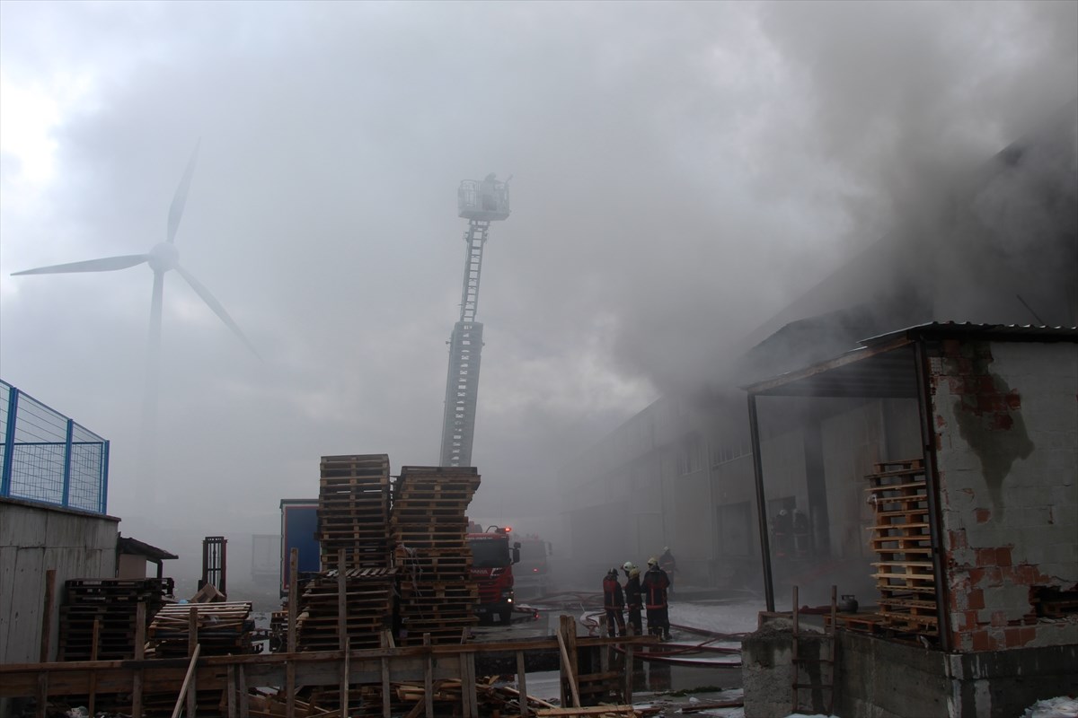 İstanbul Arnavutköy'de depo yangını