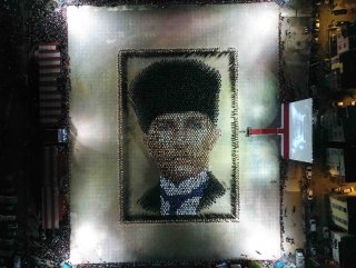 İzmirde 4 bin kişi Atatürk portresi oluşturdu