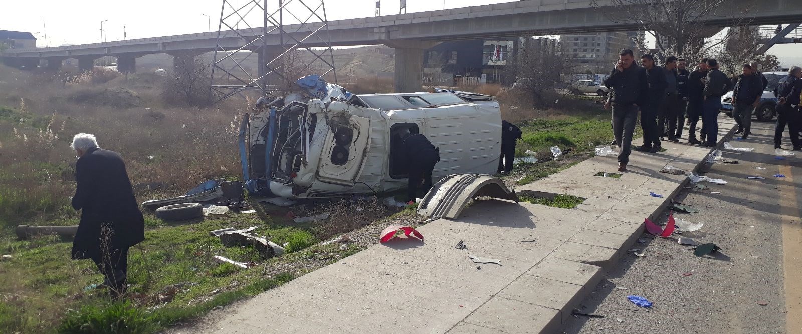 Hafriyat kamyonu ile yolcu minibüsü çarpıştı: 14 yaralı