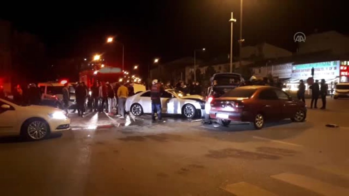 Bayburt’ta 3 otomobilin karıştığı zincirleme trafik kazasında 7 kişi yaralandı
