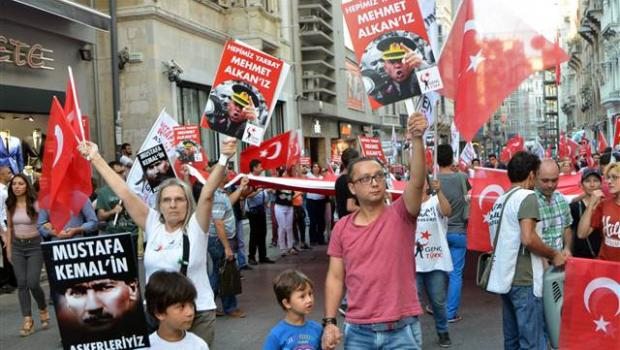 İstiklal Caddesi’nde Yarbay Mehmet Alkan için yürüdüler
