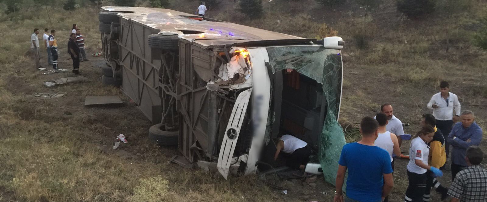 Yolcu otobüsü şarampole uçtu 4 ölü, 18 yaralı