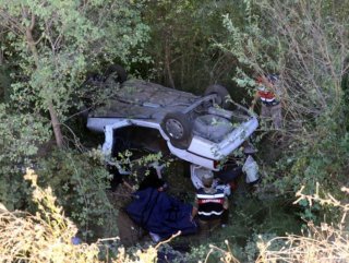 Amasyada otomobil şarampole devrildi