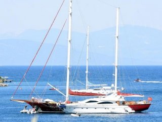 Bodrumda lüks yatlar birbirine dolandı