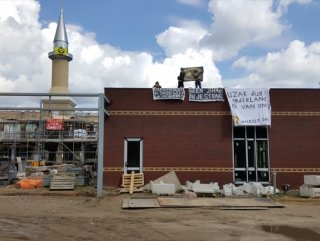 Hollandada camiye İslamofobik saldırı