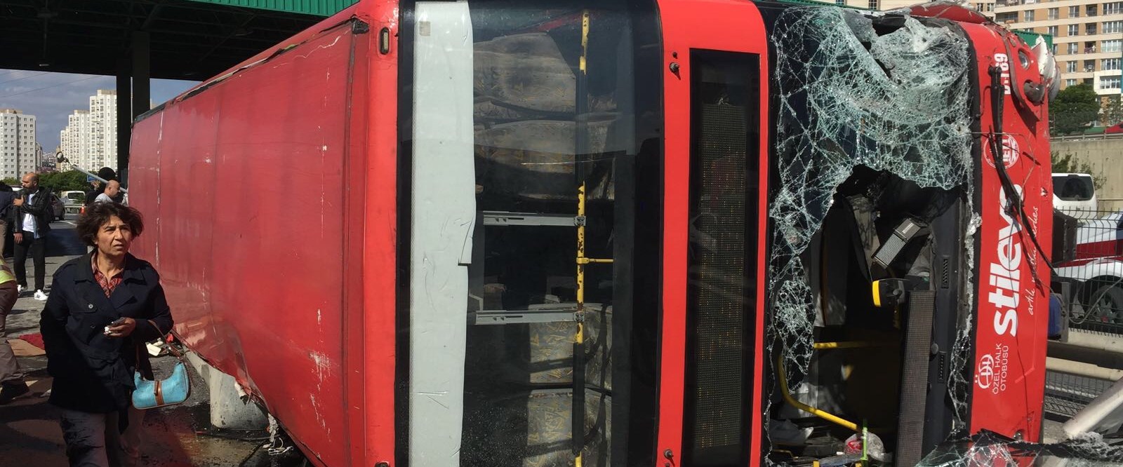 Bahçeşehir'de halk otobüsü devrildi