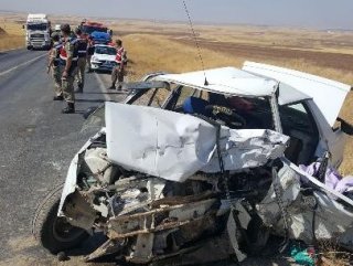 Kangalda iki otomobil çarpıştı