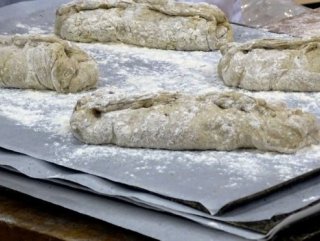 Finlandiyada bir fırın çekirgeden ekmek yapıyor