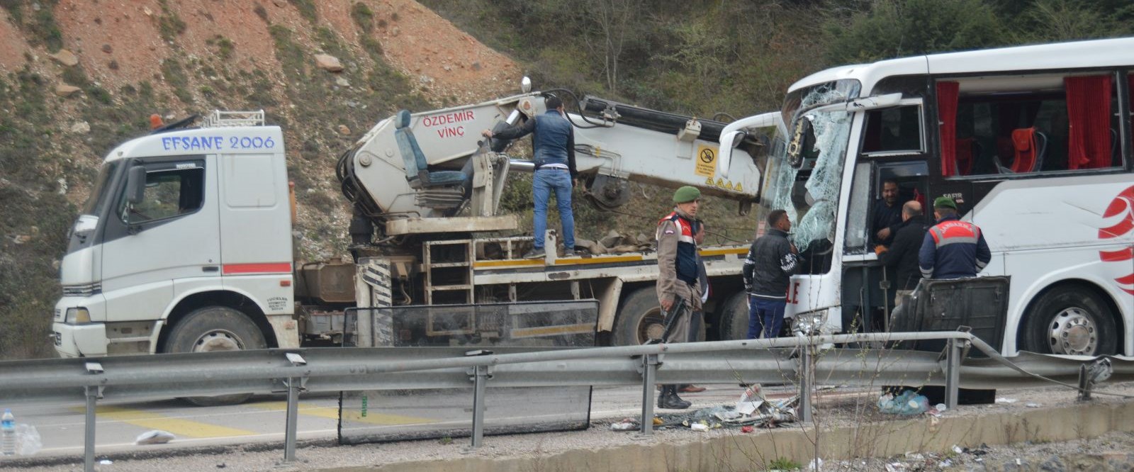 Afyonkarahisar’da yolcu otobüsü devrildi: 1 ölü, 20 yaralı