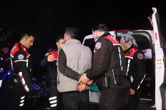 Tartıştığı kız arkadaşı ile annesinin ara&ccedil;larını kundakladı; olay anı kamerada