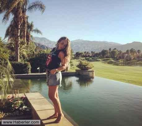 chloe-green-baba-parasiyla-gununu-gun-ediyor-7