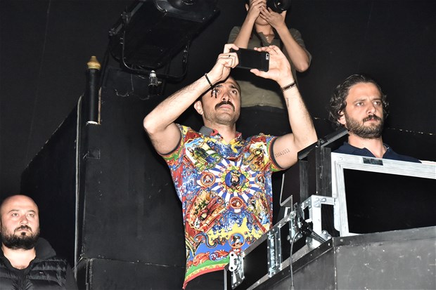 demet-akalin-kizi-hirayla-sahnede-10-mayis-2016-23