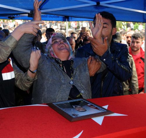 sehidin-tabutuna-tek-kursun-9